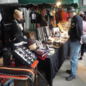 Des stands proposent des articles divers a la vente