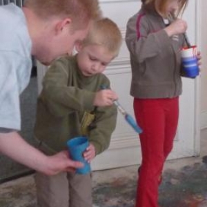 De tres jeunes eleves a l'ecoute de l'animateur
