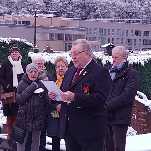 M. Roland Blaise, membre du Royal Club Wallon récitant un texte de Robert Counson ( Photo : François Detry )