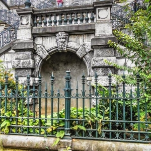9. La fontaine de la rue du Palais