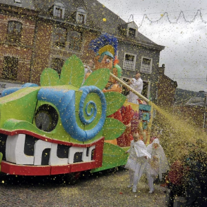 À Stavelot, les Blancs Moussis canardent jusqu'à 8 tonnes de confettis. Qui pèsent leur poids, surtout s'il pleut. ©EDA À Stavelot, les Blancs Moussis canardent jusqu'à 8 tonnes de confettis. Qui pèsent leur poids, surtout s'il pleut. ©EDA