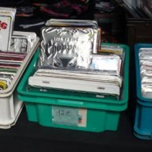 Des stands proposent des articles divers a la vente