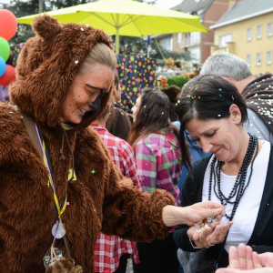 Comme ailleurs, les ours d'Andenne distribuent évidemment des bonbons. Qui génèrent des emballages à ramasser ensuite. ©Eda - Florent Marot Comme ailleurs, les ours d'Andenne distribuent évidemment des bonbons. Qui génèrent des emballages à ramasser ensuite. ©Eda - Florent Marot