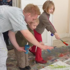 De tres jeunes eleves a l'ecoute de l'animateur