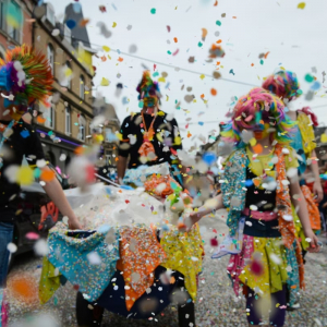 Des millions de confettis se retrouvent au sol lors des nombreux carnavals. ©ÉdA – Florent Marot Des millions de confettis se retrouvent au sol lors des nombreux carnavals. ©ÉdA – Florent Marot