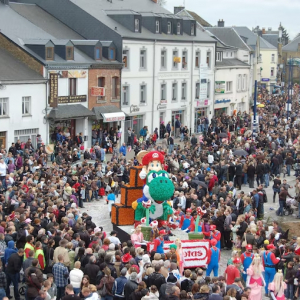 Des millions de confettis se retrouvent au sol lors des nombreux carnavals. ©ÉdA – Florent Marot Des millions de confettis se retrouvent au sol lors des nombreux carnavals. ©ÉdA – Florent Marot