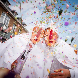 Les Blancs-Moussis fabriquent jusqu'à 8 tonnes de confettis par an, qu'ils soufflent et jettent en quelques heures seulement. Au lendemain du Laetare de Stave Les Blancs-Moussis fabriquent jusqu'à 8 tonnes de confettis par an, qu'ils soufflent et jettent en quelques heures seulement. Au lendemain du Laetare de Stave