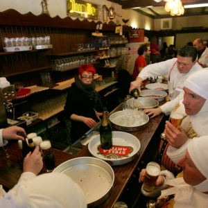 Les gilles aiment le champagne, c'est bien connu Nivelles et Binche renforcent donc leur dispositifs de bulles à verre. Les gilles aiment le champagne, c'est bien connu Nivelles et Binche renforcent donc leur dispositifs de bulles à verre.