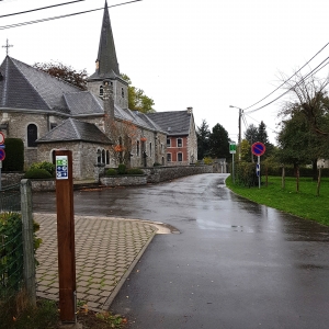 Comme ici à Eynatten, les premiers piliers en bois ont été installés pour le système des points-noeuds. (Photo ©ostbelgium.eu)