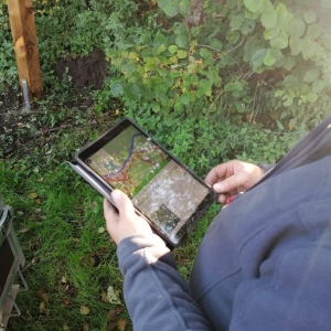 Comme ici à Eynatten, les premiers piliers en bois ont été installés pour le système des points-noeuds. (Photo ©ostbelgium.eu)