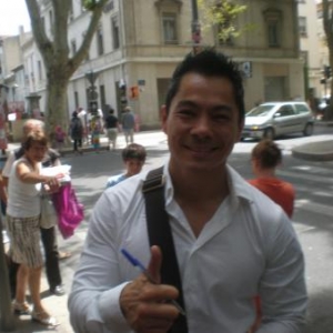 Franck Truong signe des autographes