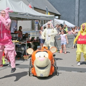Fete des genets a Gedinne : course de voitures a pedales