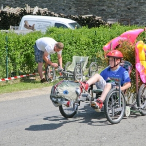 Fete des genets a Gedinne : course de voitures a pedales