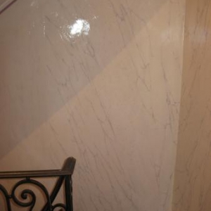 Descente d'escalier vers rez.