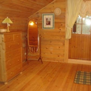 chambrea l'etage donnant sur balcon