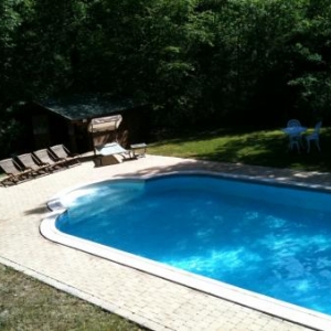 de la chambre a l'etage on a une belle vue sur la jolie piscine