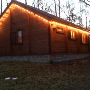 a la nuit tombee le chalet s'illumine 