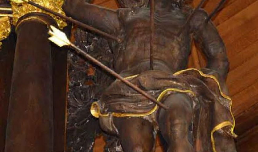Saint-Sebastien, eglise de Houffalize. Remarquer l'implantation des fleches, dont l'une perpendiculaire, au nombril.