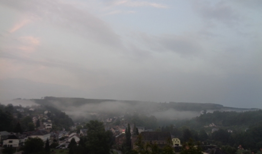 Houffalize. Au ciel les avatars curieux jettent sur la ville de protecteurs regards Houffalize. Au ciel les avatars curieux jettent sur la ville de protecteurs regards