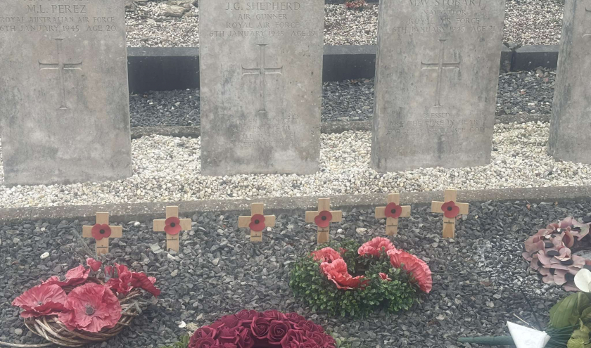 Les  tombes du Commonwealth à Houffalize, et les modestes croix ornées d'un coquelicot. Ph. Dislaire Léa.