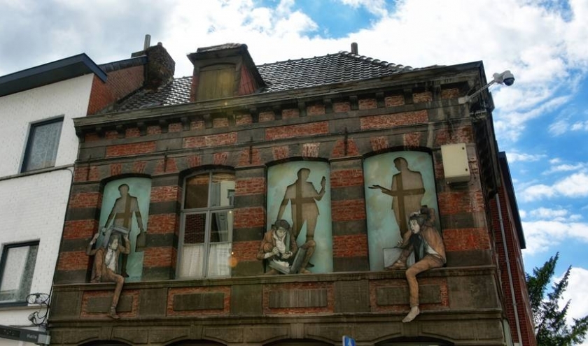 « L’Homme des Cavernes », au N° 01 de la rue de Houdain © « Levallet »/Ville de Mons