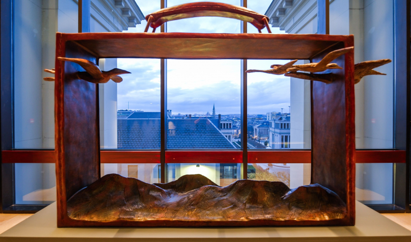 Dans le « Musée Magritte », une valise de « Folon » © « Fondation Folon »/« ADAGP » © Ph. : Xavier Janssens