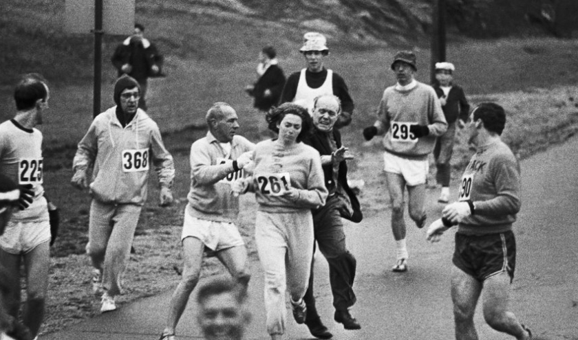 Marathon de Boston : Jock Semple tentant d’arrêter Kathrine Switzer © « Free to Run »/P. Morath