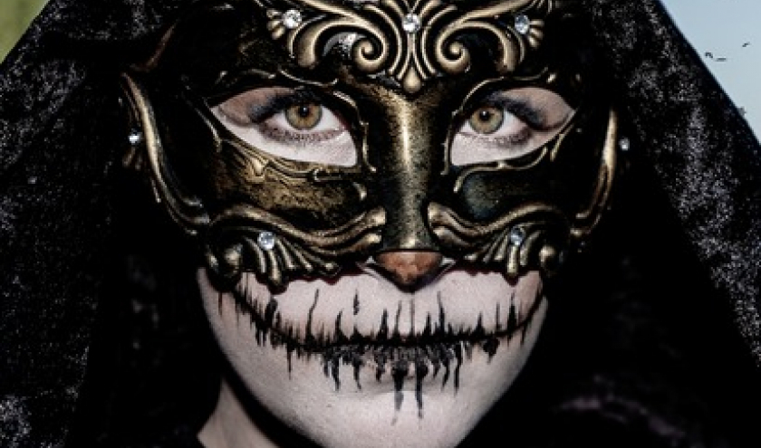 Ophélie Mannoy, dans le rôle du « Masque de Fer » © « CAC »