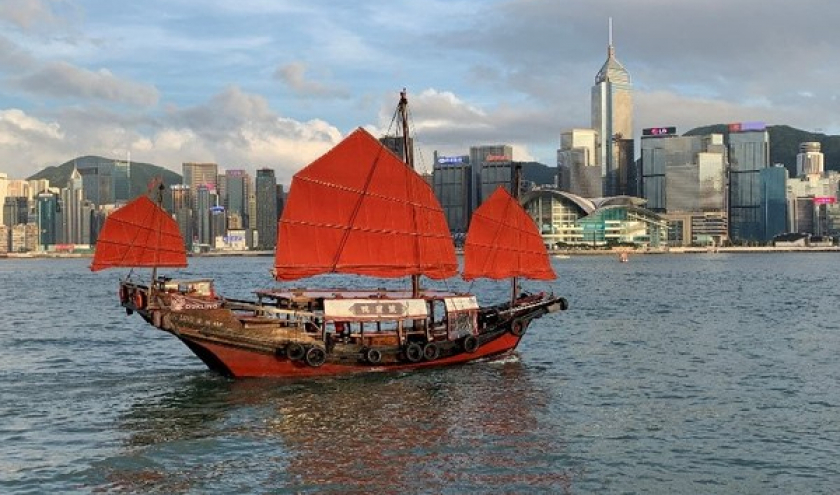Sampan traditionnel face au modernisme © Photo : Robert-Emile Canat
