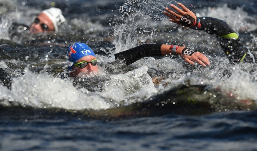 La nage en eau libre, avec combinaisons néoprène, discipline olympique depuis 2008