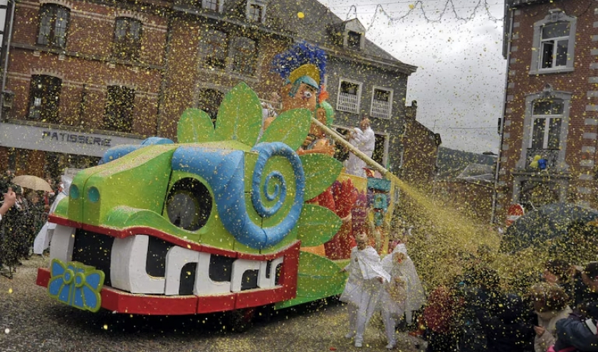 À Stavelot, les Blancs Moussis canardent jusqu'à 8 tonnes de confettis. Qui pèsent leur poids, surtout s'il pleut. ©EDA À Stavelot, les Blancs Moussis canardent jusqu'à 8 tonnes de confettis. Qui pèsent leur poids, surtout s'il pleut. ©EDA
