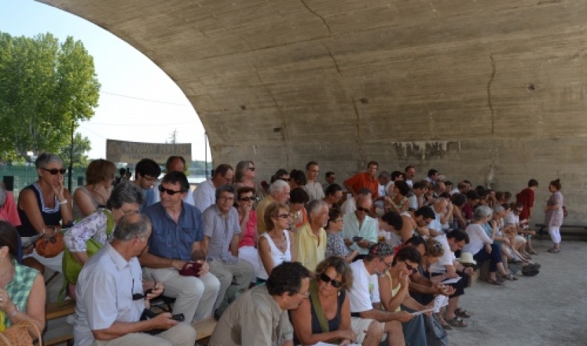 Les spectateurs sous le pont Daladier