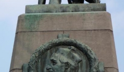 Monument pour la défense de la latinité à Sourbrodt