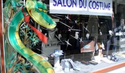 mantes la jolie, peinture sur vitrine pour le festival de la bande dessinee par Jean-Marie Lesage