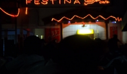L'enseigne clignotante de Festina: musique hot, cocktails energetiques XX, bieres guinness analgesiques 