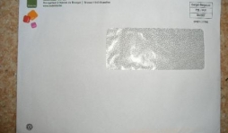 On ne peut entrer une pareille enveloppe (15cm de largeur; l'ouverture en fait 14. Moins l'obstacle de la volute)