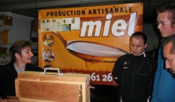 Janique, les grands enfants, et les abeilles.