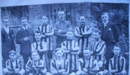 Vers 1924: la 1e equipe de football de Houffalize: assis: Alfred Lossignol, Odon Bazard, Rene Deumer, Henri Marechal, Raymond Martiny. Accroupi, extr. gauche: Joseph Lesage